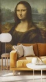 Kolorowy salon w stylu dopamine decor z tapetą ścienną z obrazem Mona Lisa