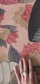 Fragment grafiki z japońską gejszą na tapecie o strukturze Piasek dla ściany o wysokości 240 cm