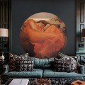 Salon w stylu modern vintage z artystyczną tapetą koło z prerafaelickim obrazem nad sofą