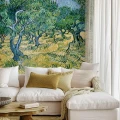 Salon w nowoczesnym stylu wiejskim z botaniczną tapetą Gaj oliwny Vincenta van Gogha